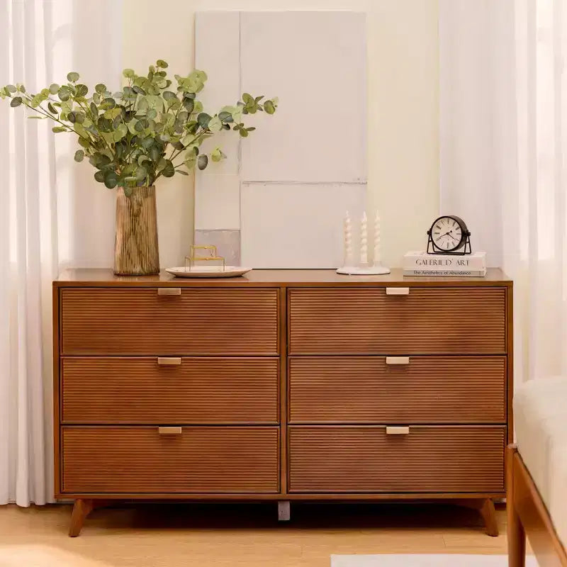 Comò in pino naturale a 6 cassetti, stile Mid-Century, con maniglie in ottone