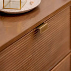 Comò in pino naturale a 6 cassetti, stile Mid-Century, con maniglie in ottone