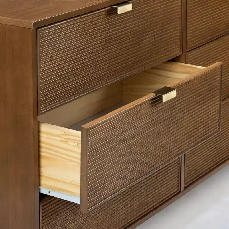 Comò in pino naturale a 6 cassetti, stile Mid-Century, con maniglie in ottone