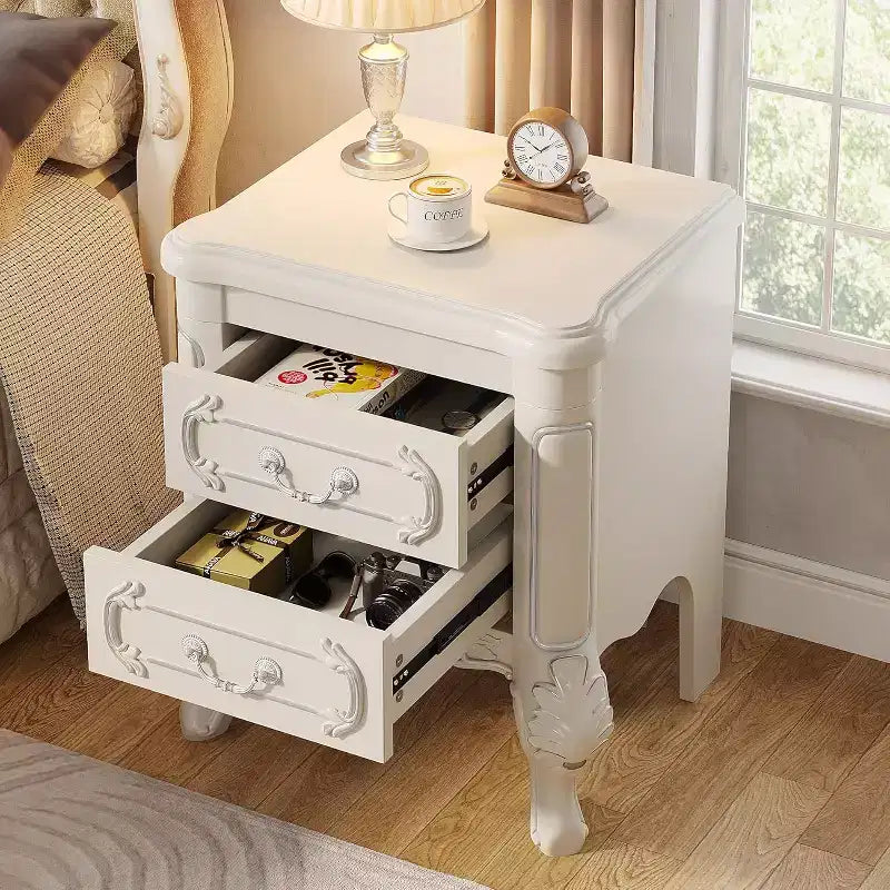 Comodino in legno bianco con motivo intagliato, 2 cassetti – 1PZ / 2PZ